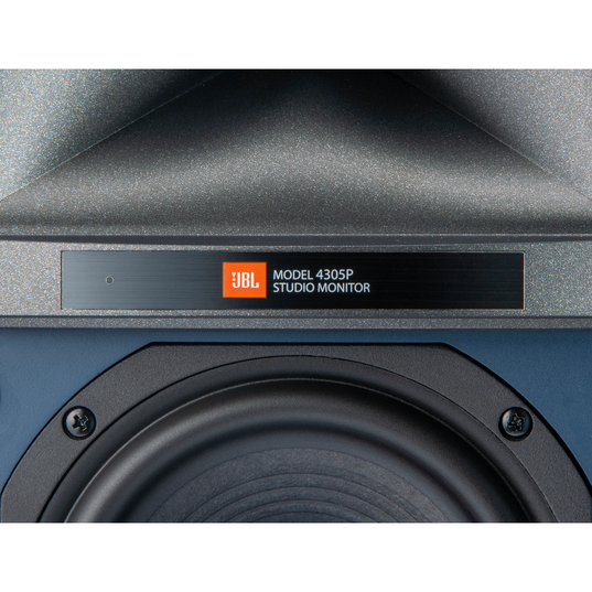 4305P Studio Monitor - Natural Walnut - Powered Bookshelf Loudspeaker System - Detailshot 16